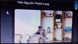 Học online quên không tắt camera lộ cảnh eny đang mút mút