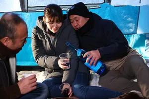 Gã chồng ngu ngục để người vợ đi cắm trại với hàng xóm