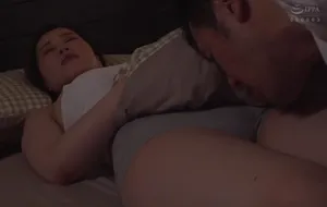 3 ngày gã chồng đi làm ăn, bà xã ở nhà nữa đêm bị bố ông xã mò vào phòng