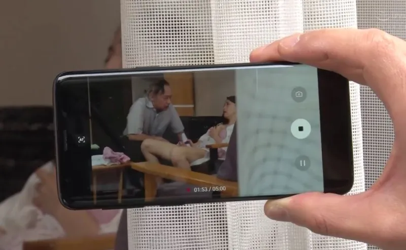 Người yêu của con trai gian díu với bố chồng bị gã tiền bối khu phố phát hiện